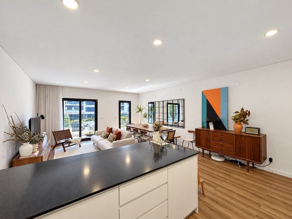 T3 único com closet e domótica | Orientação a sul | 2 lugares de garagem com Wallbox | Casal Residence, Pontinha
