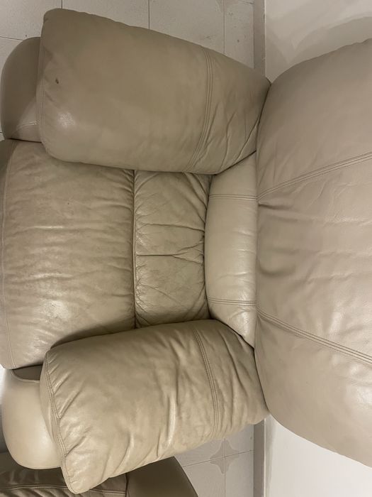 Sofá de dois lugares e poltrona da chateau d’ ax