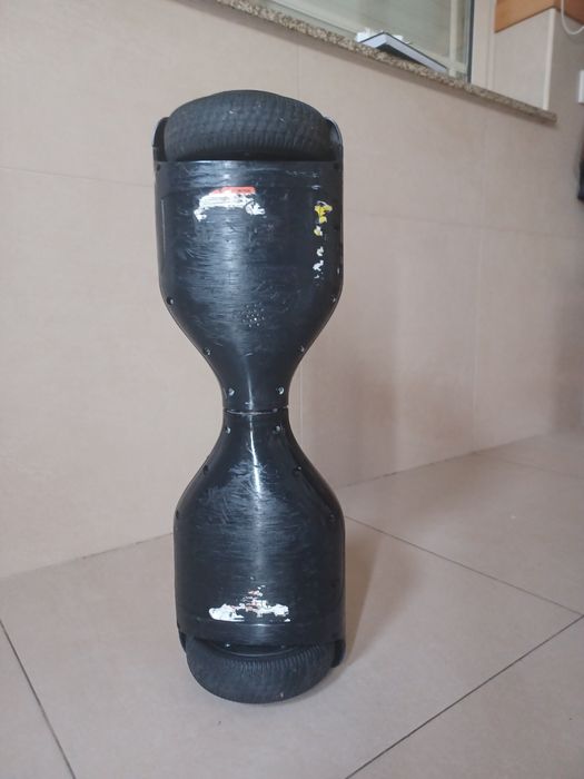 Hoverboard preto da Urbanglide.
Algumas marcas de uso e está um bocado