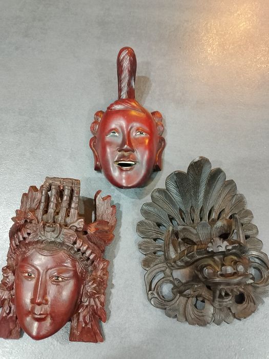 *Wyprzedaż*Piękna kolekcja trzech starych masek z egzotycznego drewna.
