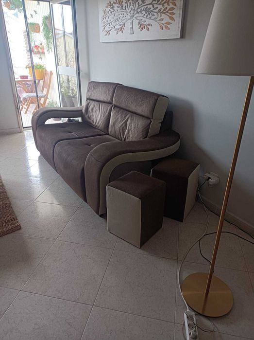 Sofá de 2 lugares e 2 bancos