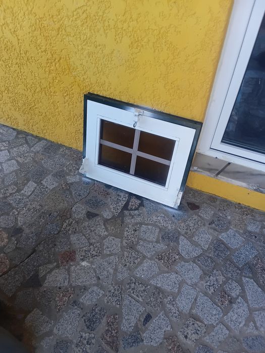 Postigo alumínio branco vidro duplo quadriculado escurecido