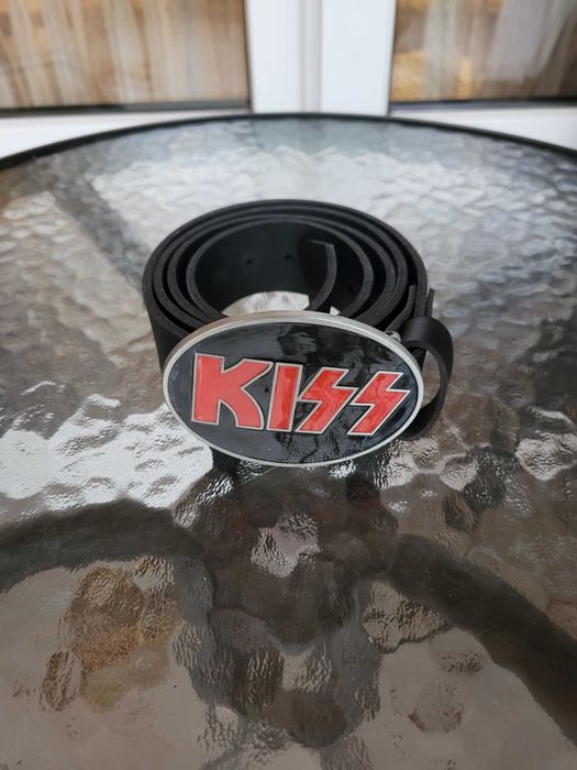Czarny skórzany pasek z klamrą zespołu Kiss