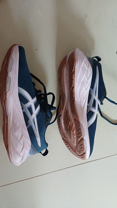 Buty Asics novablast 37