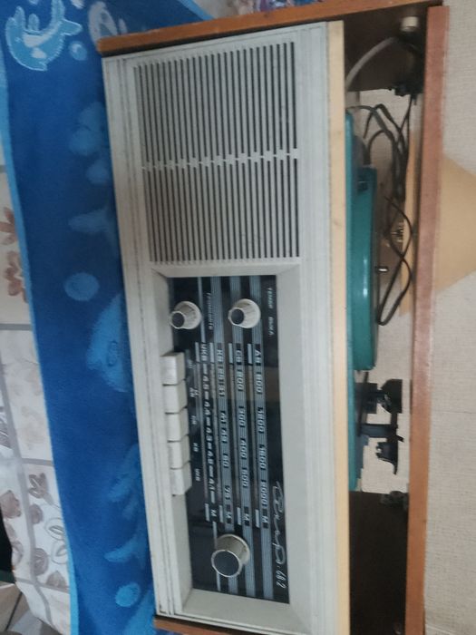 Продам ламповую радиолу Рекорд 68-2