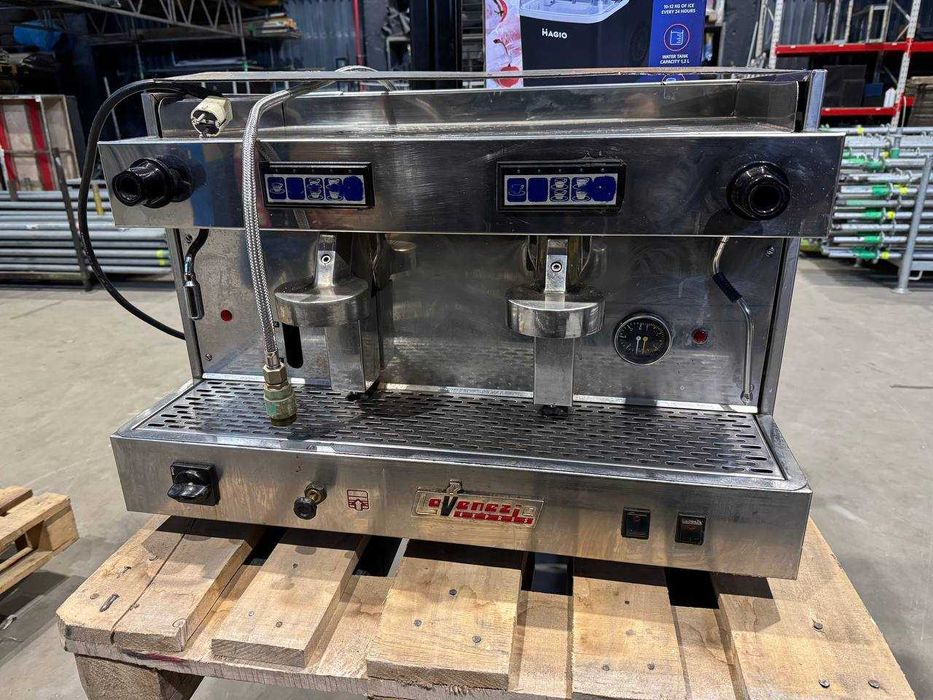 Кавомашина ,барна стійка, Льодогенератор,кавомолка, вітрина холодильна