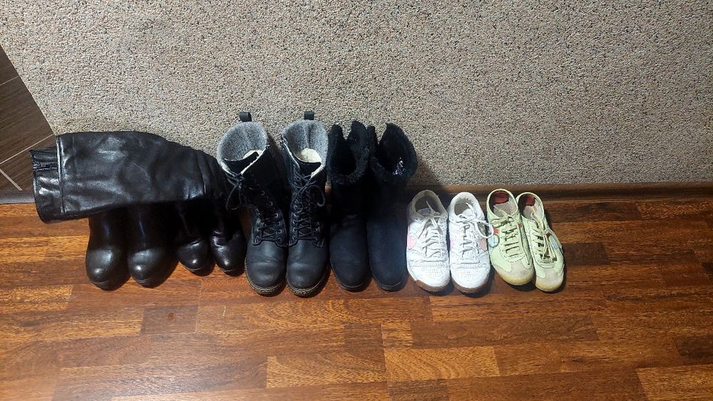 Лот жіночого взуття