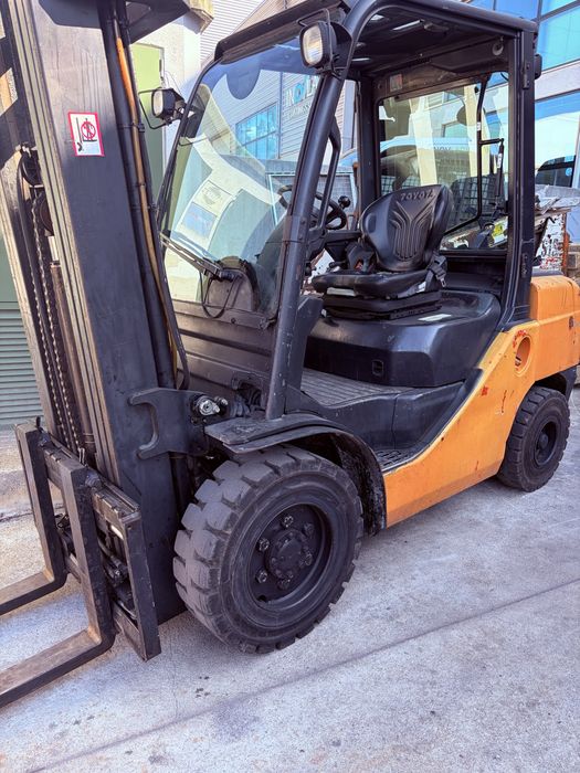 Toyota  serie 8 30 triplex , sobe 5,5m, empilhador
