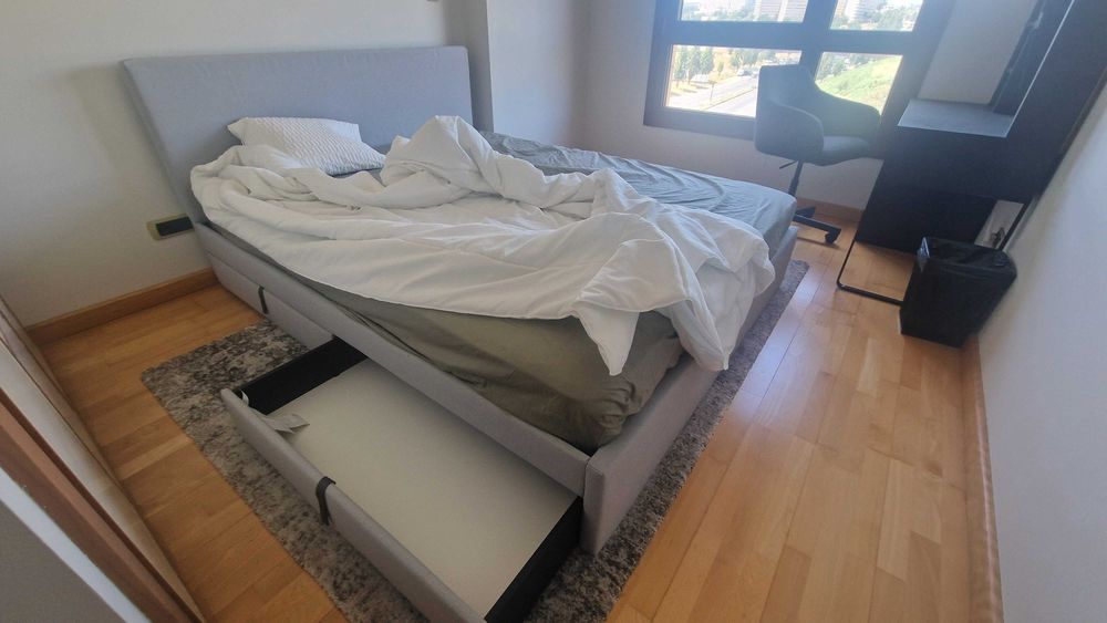 Conjunto de cama praticamente novo, incluindo estrutura da cama, colchão, protetor impermeável para colchão e 4 prateleiras de cama