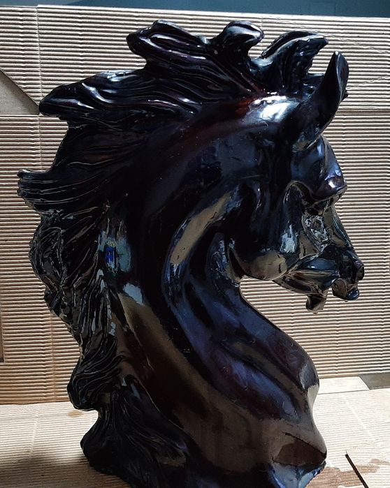 Busto de cavalo castanho grande