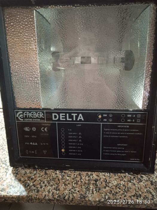 Holofotes marca Delta e Disano