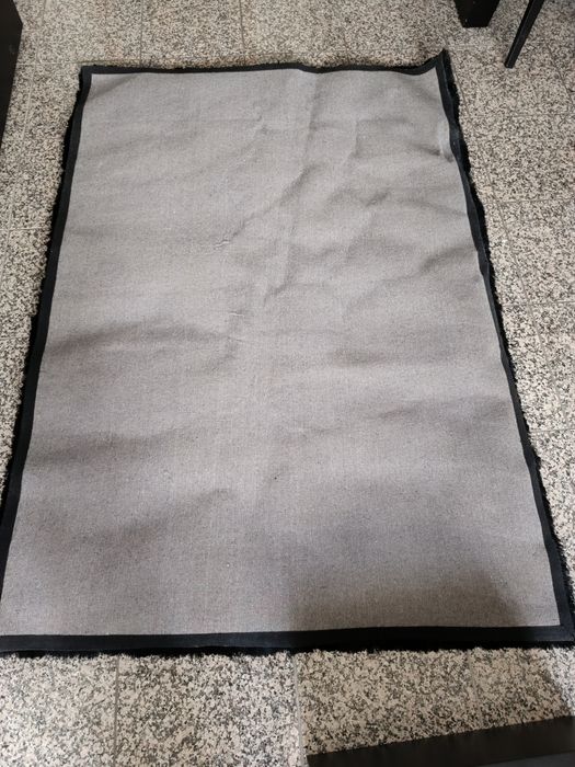 Carpete preta , pêlo médio.