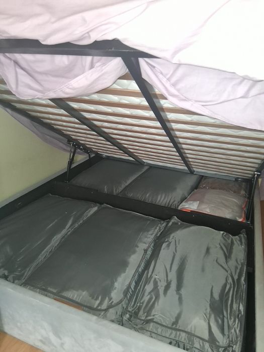 Cama de casal estofada com arrumação