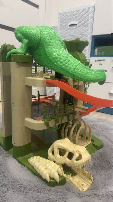 Трек, гараж, паркінг - Jurassic Park, з ліфтом