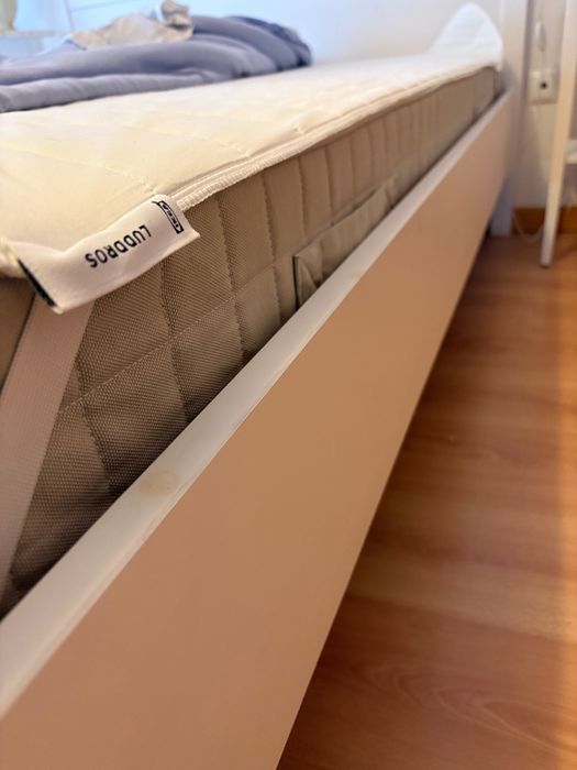 Cama Hemnes com estrado, colchão e sobre colchão