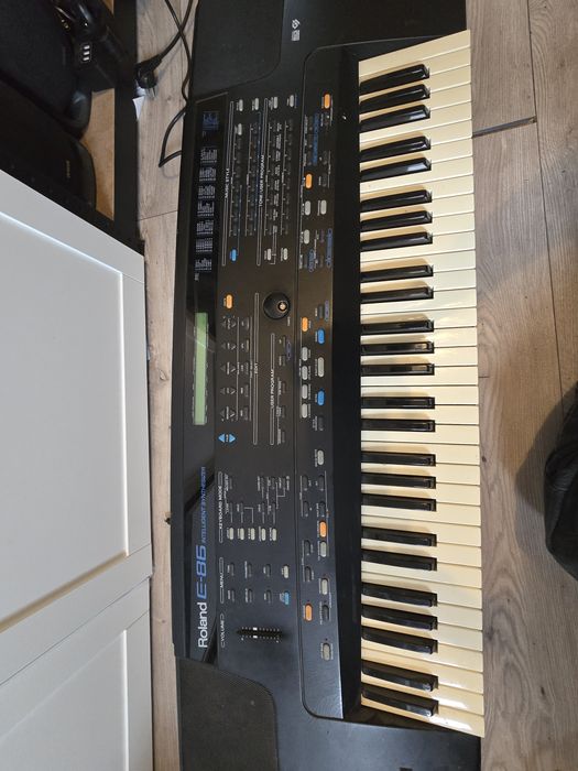 Roland e86 syntezator