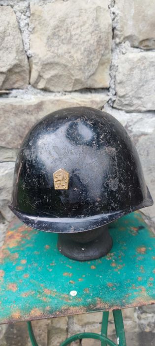 Czechosłowacki metalowy kask strażacki z odznaką
