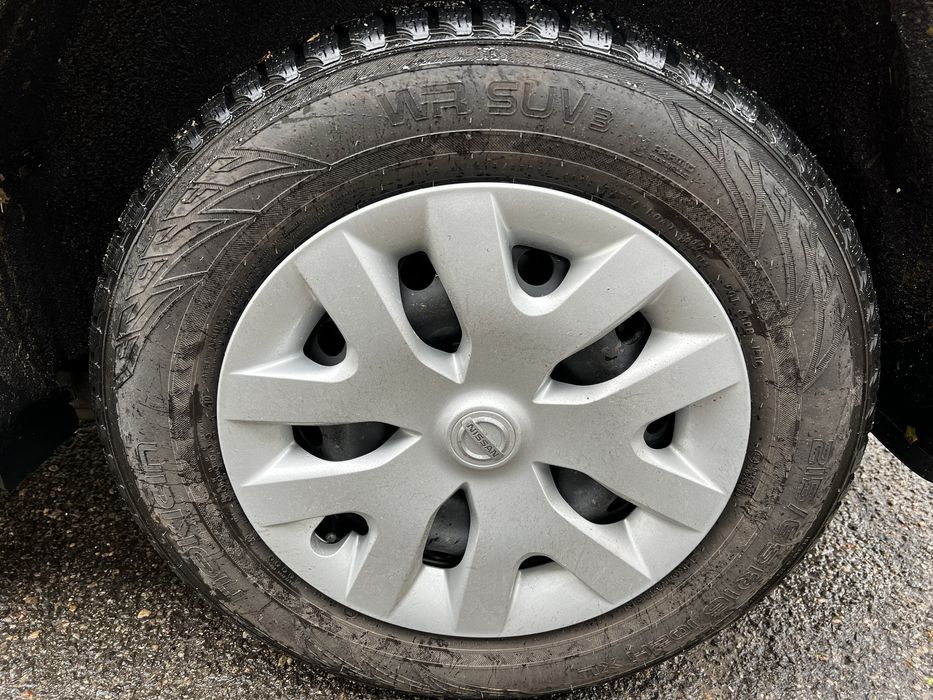 Стальные диски Nissan оригинал с колпаками и зимней резиной