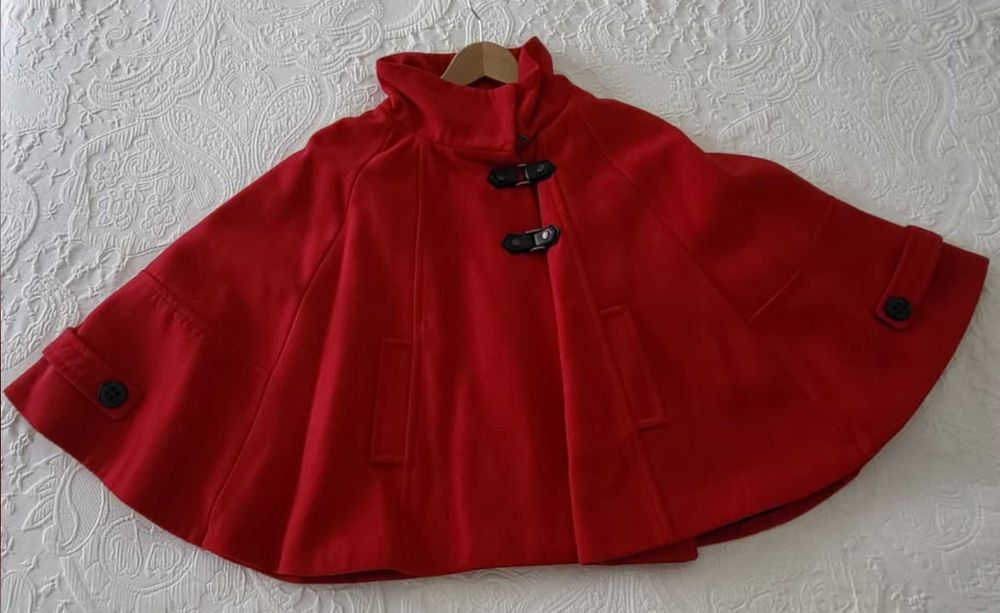 Capa / Poncho vermelho, Stradivarius, tamanho S