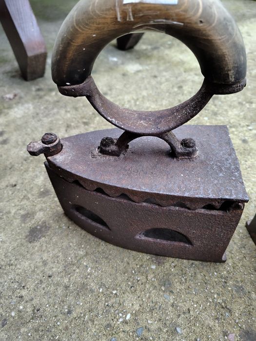 Antyczne żelazko na duszę z dębową łukowatą rączką koniec XIX wiek