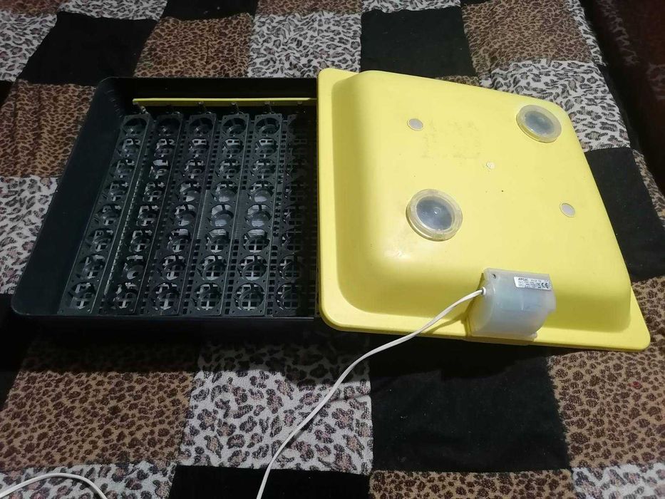 Продам інкубатор гарний стан