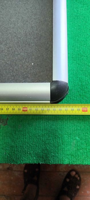 Quadro de aviso de condomínio com porta e fechadura