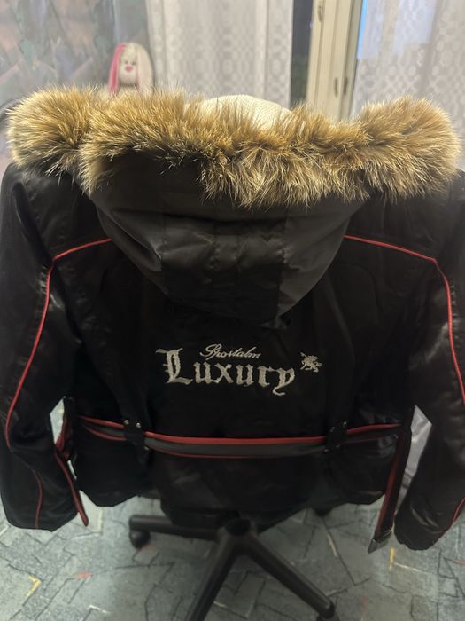 Теплая женская  фирменная курточка.