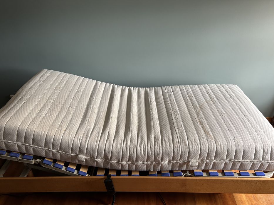 Cama articulada com comando