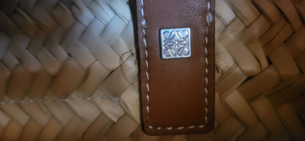 Carteira/cesta loewe folha de palmeira e pele bezerro artesanal