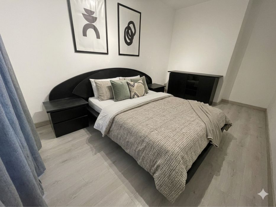 Cama com estrado e colchao + mesas de cabeceira + comoda