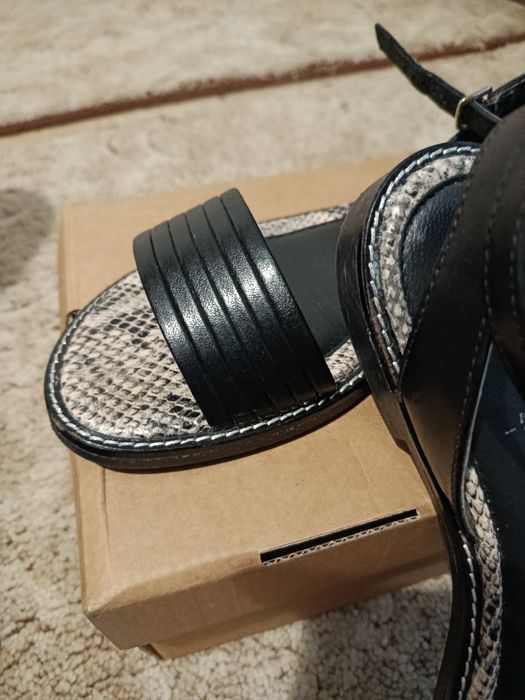 Продам жіночі шкіряні босоніжки Bata р.39