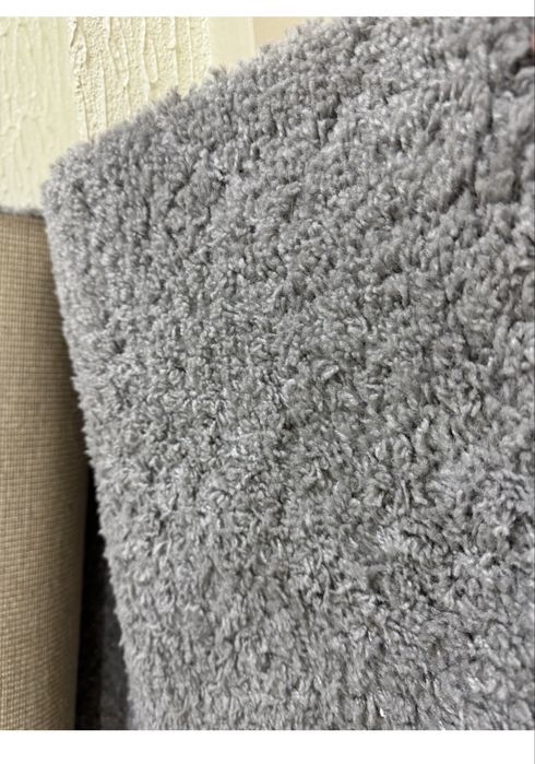 Tapete pelo medio  cinzento.