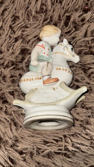 Продам фарфоровую статуетку мальчик на лошадке,всадник