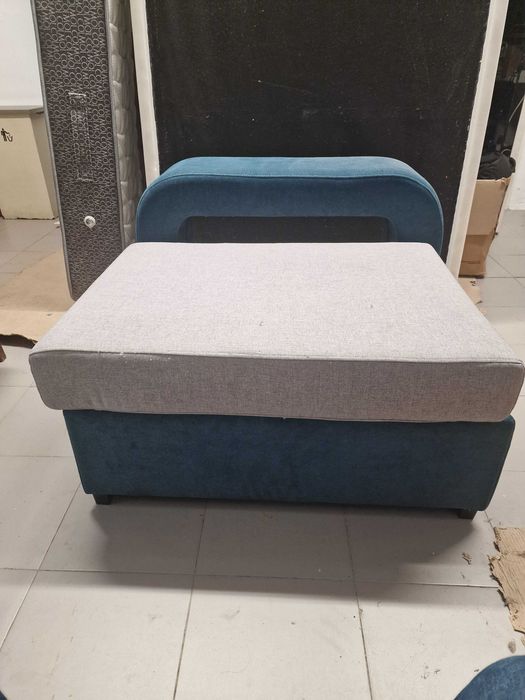 Sofá Individual Estofado em Tecido Bicolor Azul Petróleo e Cinza – Estado Impecável