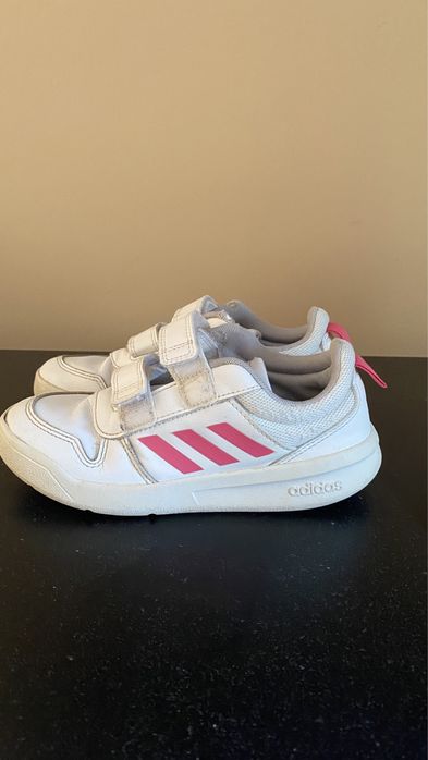 Продаються дитячі кросівки