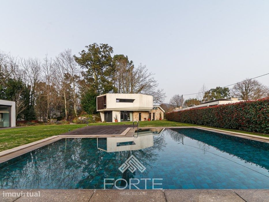 Quinta do Pomar Maior, em Arouca, com quatro moradias autónomas ins...