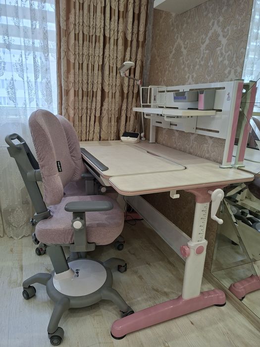 Зростаюча парта SingBee Q-Assembly U з двома кріслами та полицями.