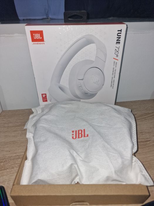 Jbl tune 720bt com pouco mais de 20 horas de uso