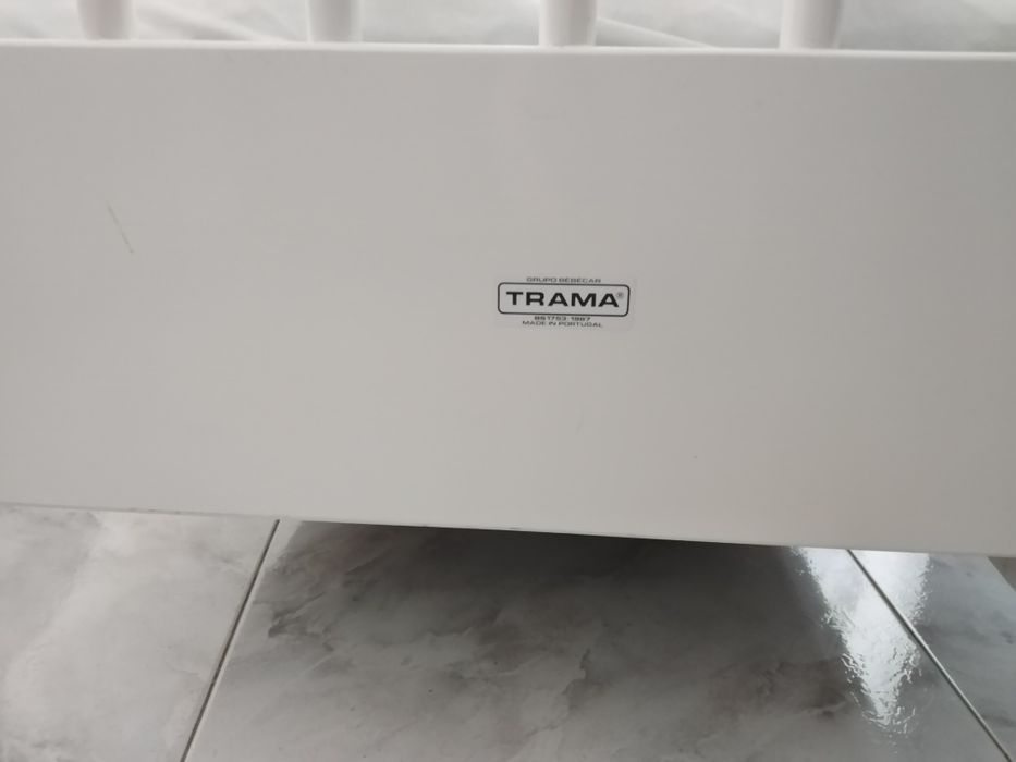 Cama de Bebé Marca Trama em Madeira  Branca