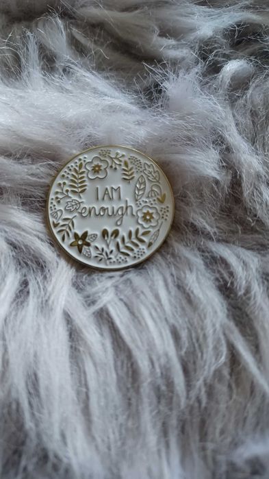 Emaliowana Przypinka I AM enough