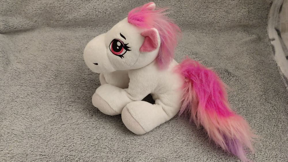 Очаровательная пони из серии Pony Tales. TM Keel Tales.