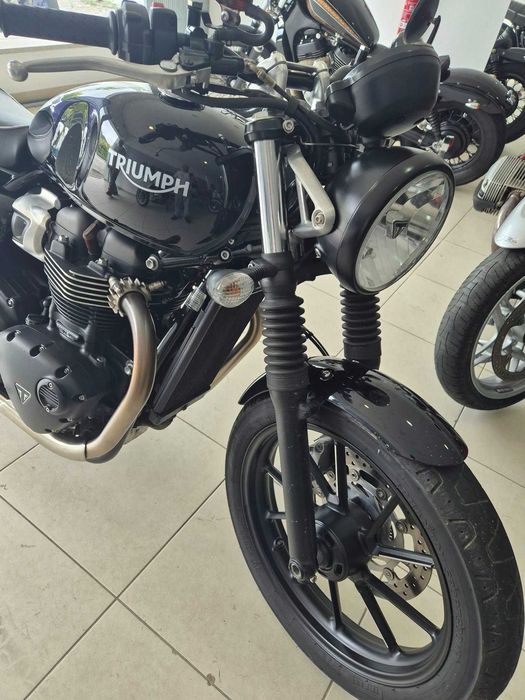 Triumph Street Twin 900cc semi nova apenas 9800KL