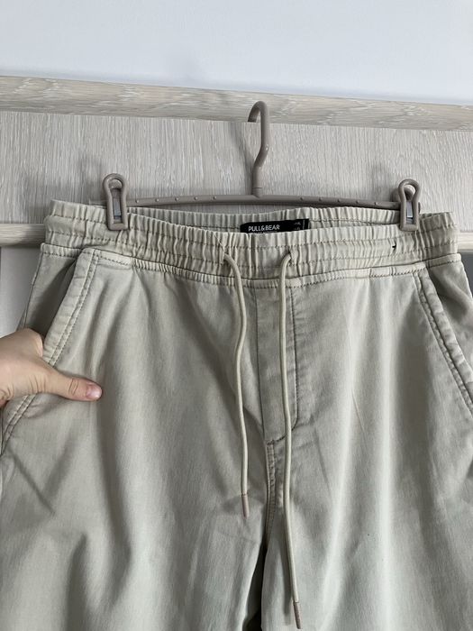 spodnie joggery chinosy męskie beżowe pull&bear