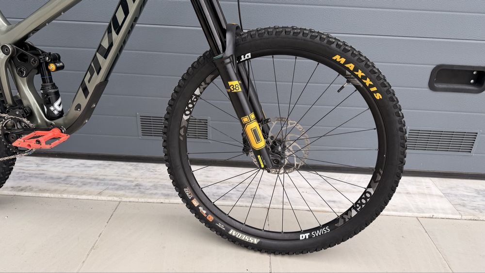 Pivot Firebird 2022 – Öhlins RXF38 + TTX2