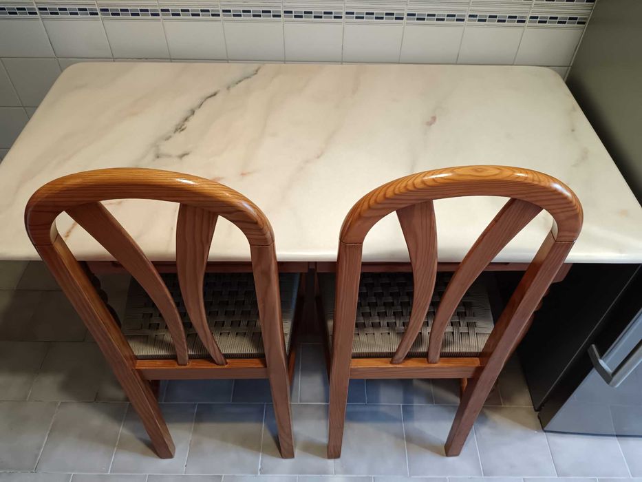 Mesa de Cozinha em Mármore com 4 Cadeiras