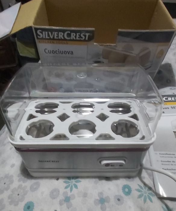 Máquina de cozer ovos nova na caixa
