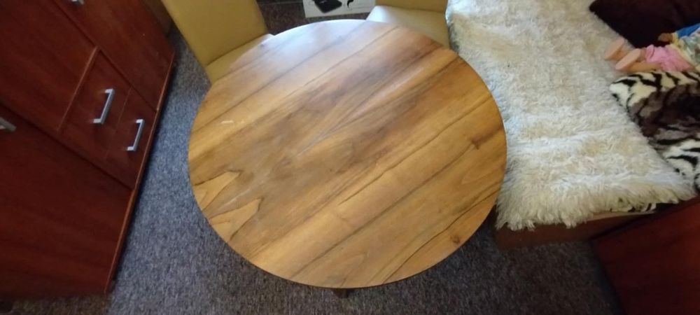 Drewniany okrągły stół