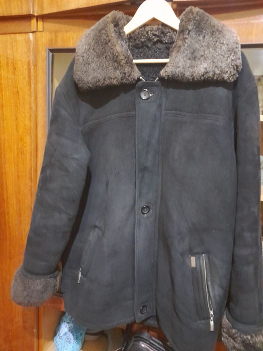 Чоловіча дублянка чорного кольору в гарному стані