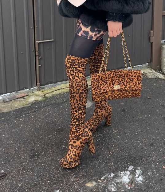 Леопардовые ботфорты сапоги высокие.