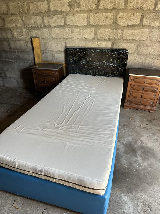 Cama compelta com mesinhas de cabeceira